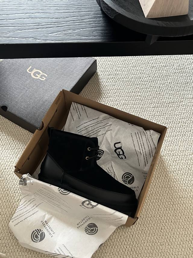 New Ugg men's classic shoes, a very stylish pair, a classic style among men's le