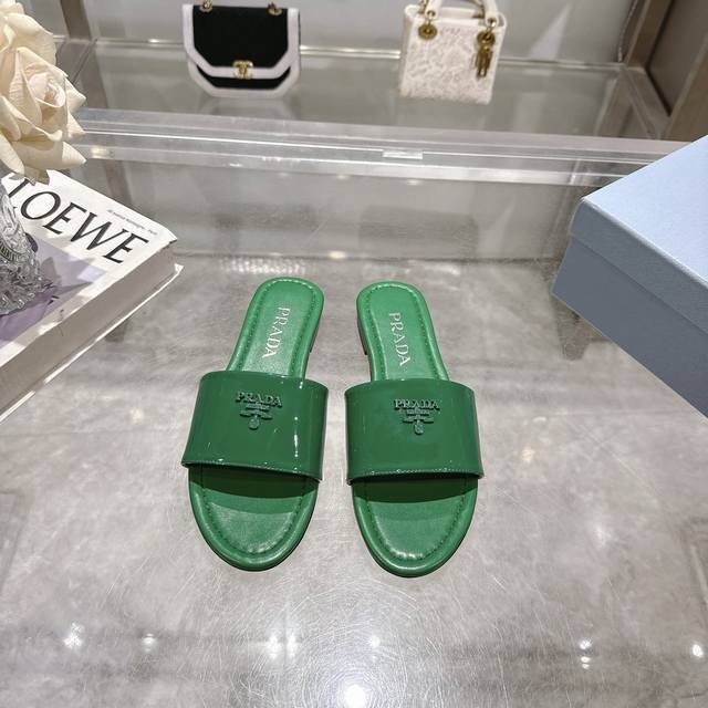 2025 Prada's latest hot-selling slippers. Factory direct price. High-quality pat