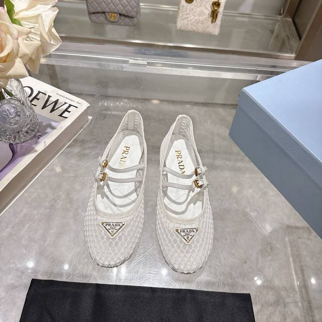 Prada's 2025 Spring/Summer Mary Jane ballet flats are here! Soft and comfortable