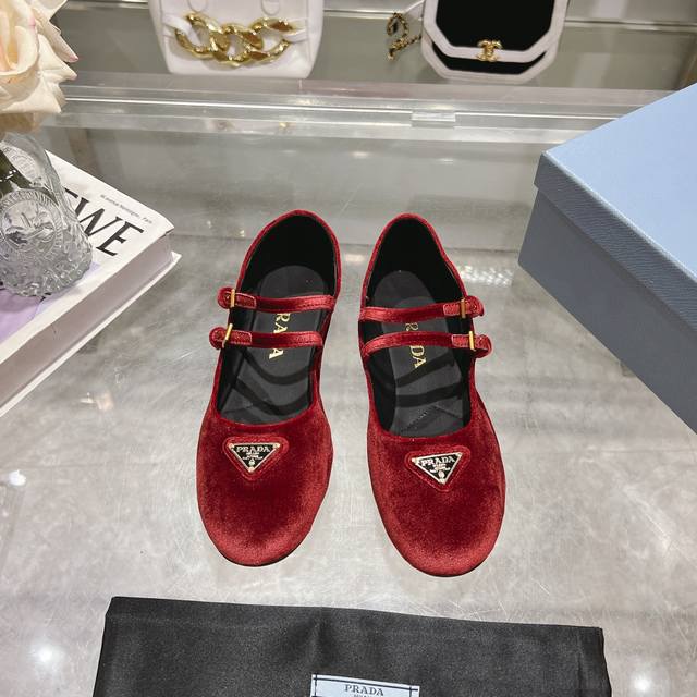 Prada's 2025 Spring/Summer Mary Jane ballet flats are here! Soft and comfortable