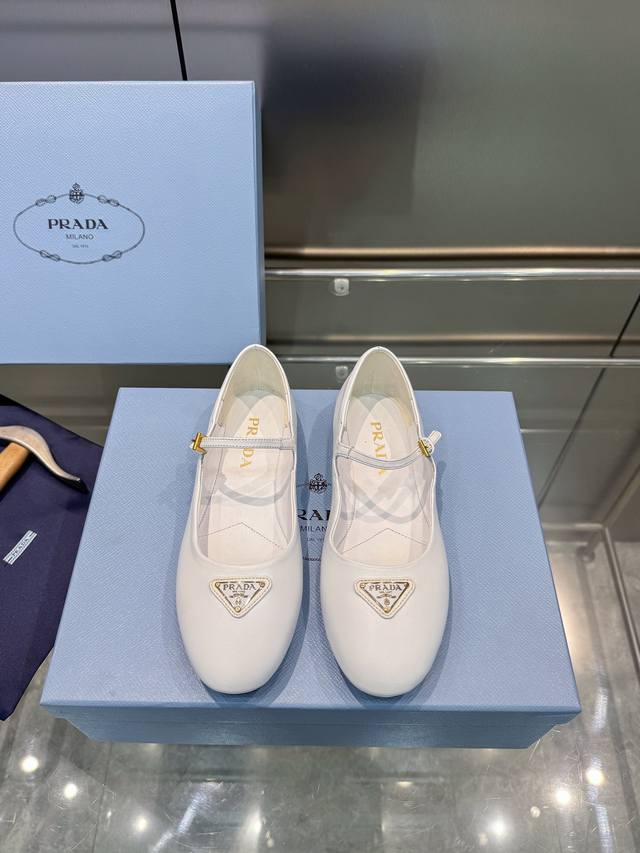 Prada's Spring/Summer new arrival, Mary Jane ballet flats, are dazzlingly beauti