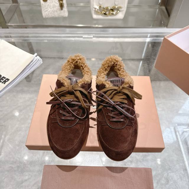 Top-tier factory version Miu Miu x New Balance sneakers. Exclusive new color and Top-tier factory version Miu Miu x New Balance sneakers. Exclusive new color and
