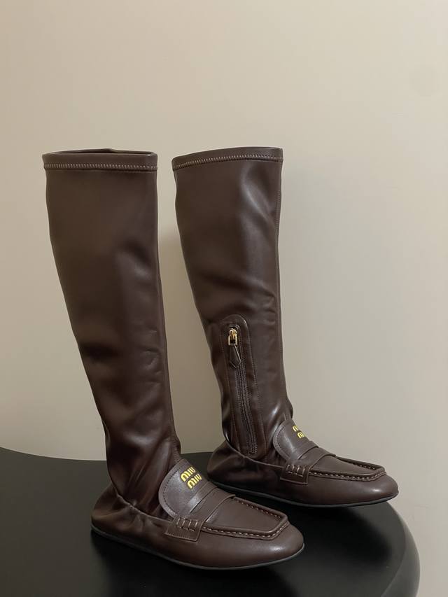 25Fw Autumn/Winter New Miu Miu Retro Square Toe Loafer Boots. These boots featur