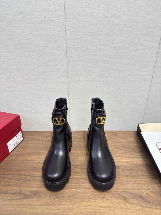 Valentino V-buckle Chelsea Ankle Boots The classic Valentino studded boots are s Valentino V-buckle Chelsea Ankle Boots The classic Valentino studded boots are s