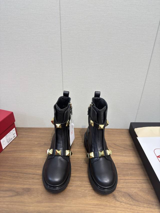 Valentino V-buckle Chelsea Ankle Boots The classic Valentino studded boots are s Valentino V-buckle Chelsea Ankle Boots The classic Valentino studded boots are s