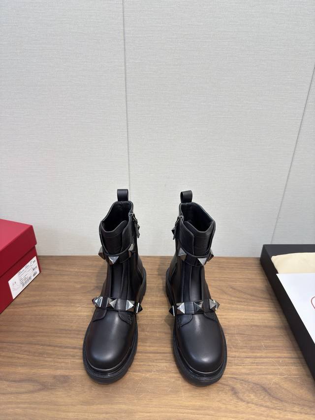 Valentino V-buckle Chelsea Ankle Boots The classic Valentino studded boots are s Valentino V-buckle Chelsea Ankle Boots The classic Valentino studded boots are s