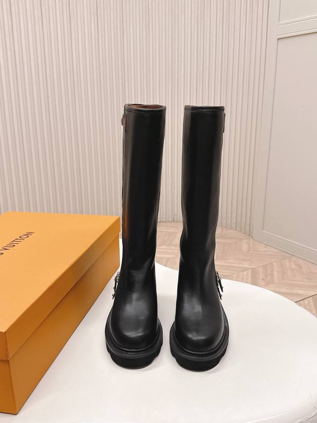 Selling Louis Vuitton 25Ss new autumn/winter high-top riding boots. Versatile la