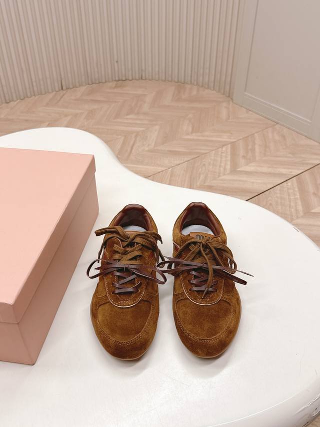 Selling the latest Miu Miu American retro style casual German training shoes wit