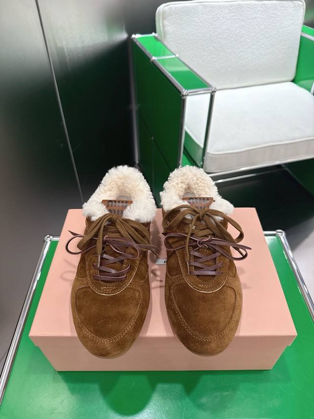 K018 Miu Miu New German Training Shoes with Fleece Lining A must-have for its st