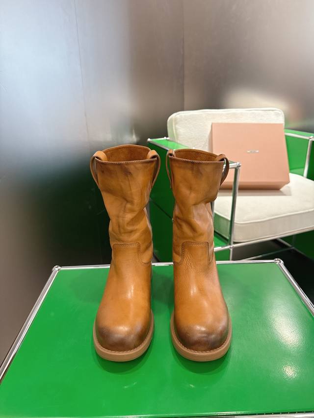 K018 Miumiu 2026 Spring/Summer Runway Style Slouch Boots (Ddd) The boot shaft fe
