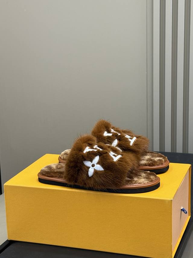 Louis Vuitt Classic Home Slippers. Made of mink fur, exuding luxury. Lightweight