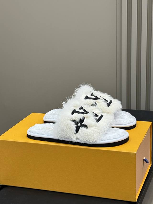 Louis Vuitt Classic Home Slippers. Made of mink fur, exuding luxury. Lightweight