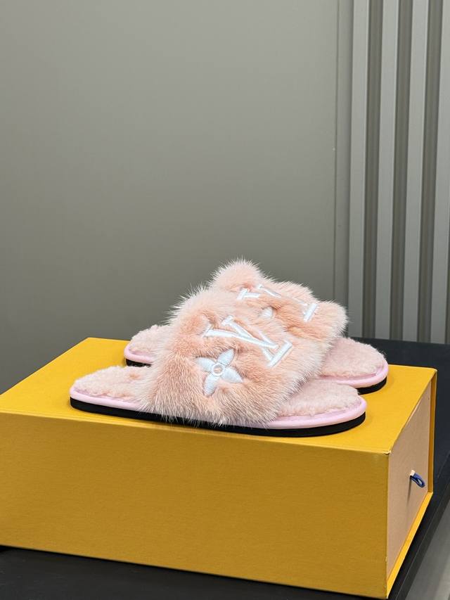 Louis Vuitt Classic Home Slippers. Made of mink fur, exuding luxury. Lightweight