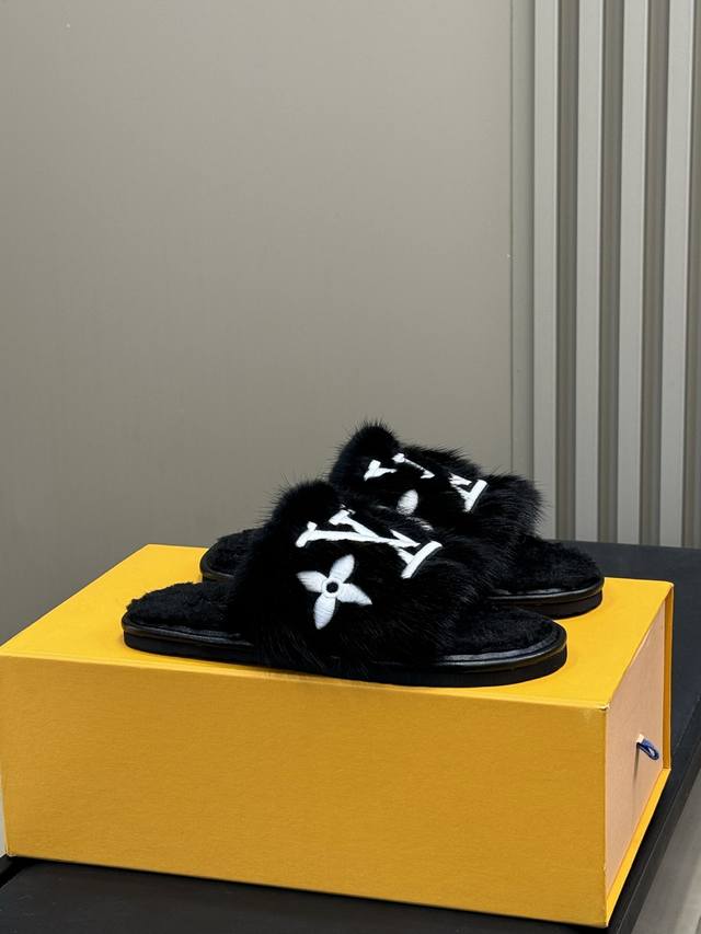 Louis Vuitt Classic Home Slippers. Made of mink fur, exuding luxury. Lightweight