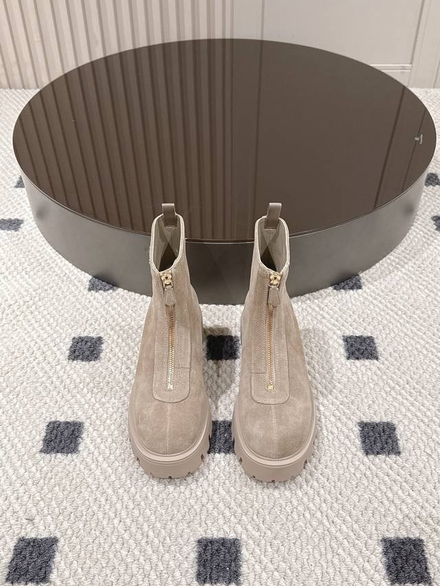 Prada's 2025 new platform 5cm boots are a must-try! The classic triangle logo ad