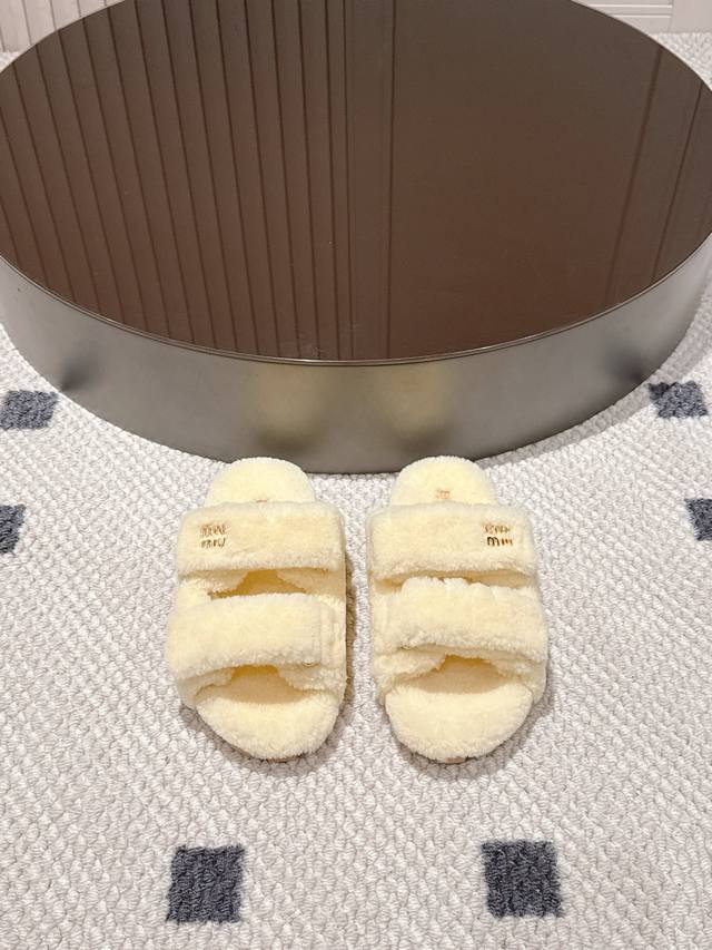 Miu Miu wool slippers, like walking clouds of softness~ The fluffy wool wraps ar