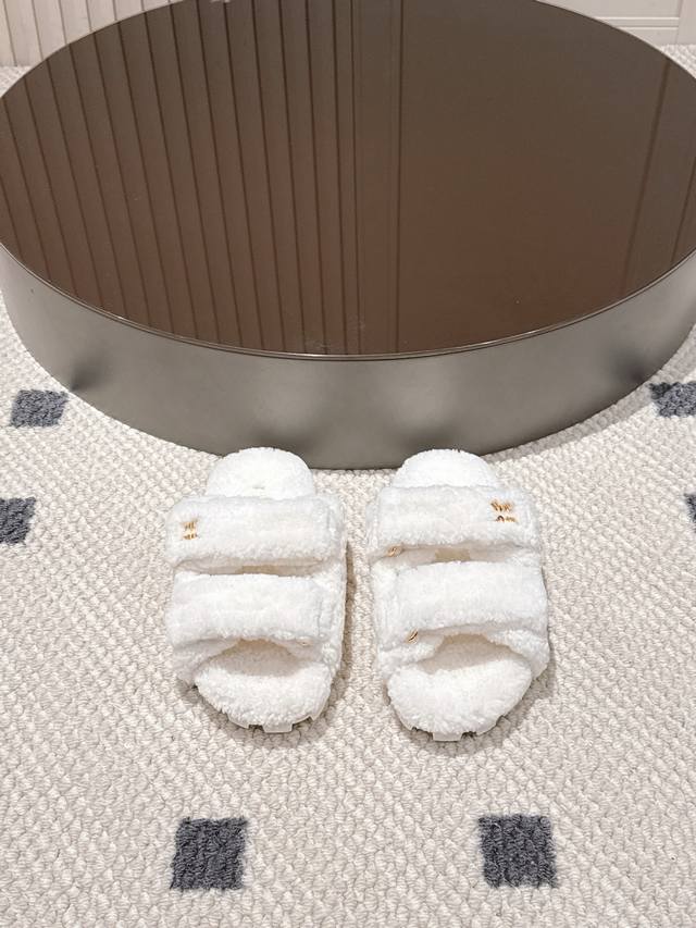 Miu Miu wool slippers, like walking, soft clouds~ The fluffy wool wraps around y