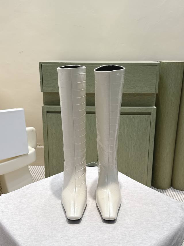 High-quality Khaite 2025 Autumn/Winter Square Toe Kitten Heel Boots, fashionable