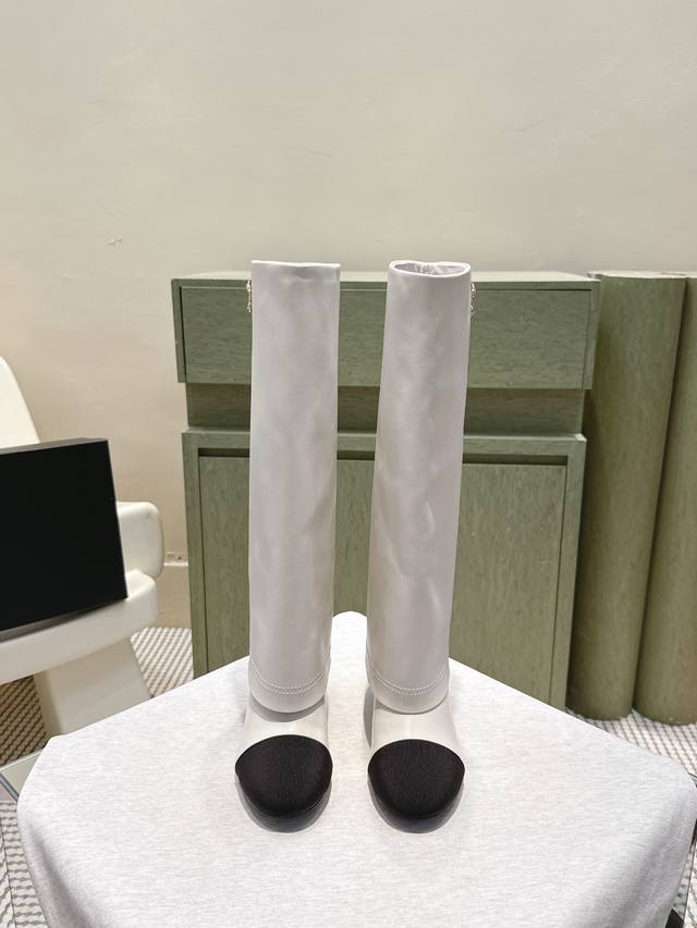 High-quality Chanel 25B New Arrival boots (retailer grade). The straight-leg des