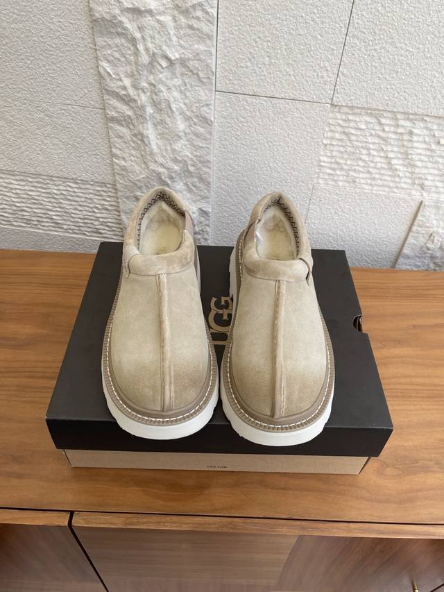 Top Version: Ugg 2025 Autumn New Unisex Tasman Lug Slip-on Shoes. This unisex Ta