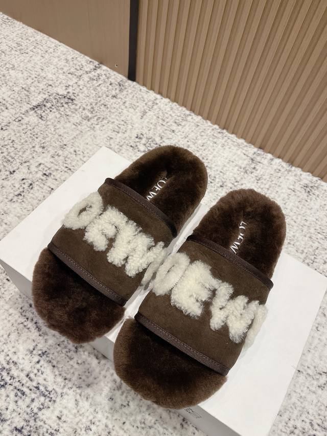 Top-tier version: Loewe 25Ss Fall/Winter New Letter Print Furry Slippers. These