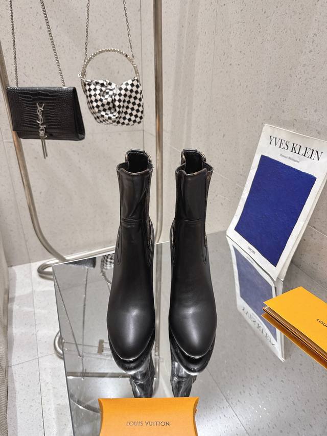 High-quality import! Fully packaged. This Louis Vuitto ankle boot features a plu
