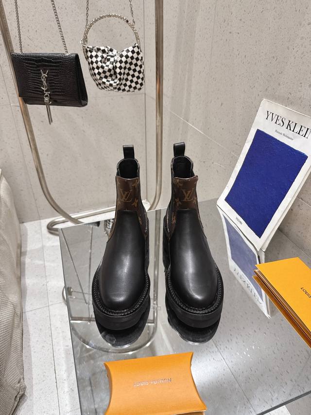 High-quality import! Fully packaged. This L Beaubourg Chelsea ankle boot feature