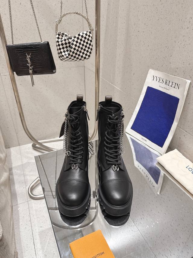 High-quality import! Full packaging included. This District Ranger ankle boot em