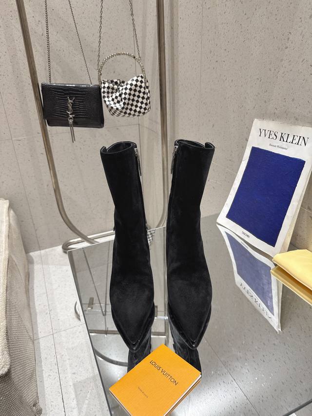 High-quality import! Full packaging. This Loui & Vuitto Legacy ankle boot is cra