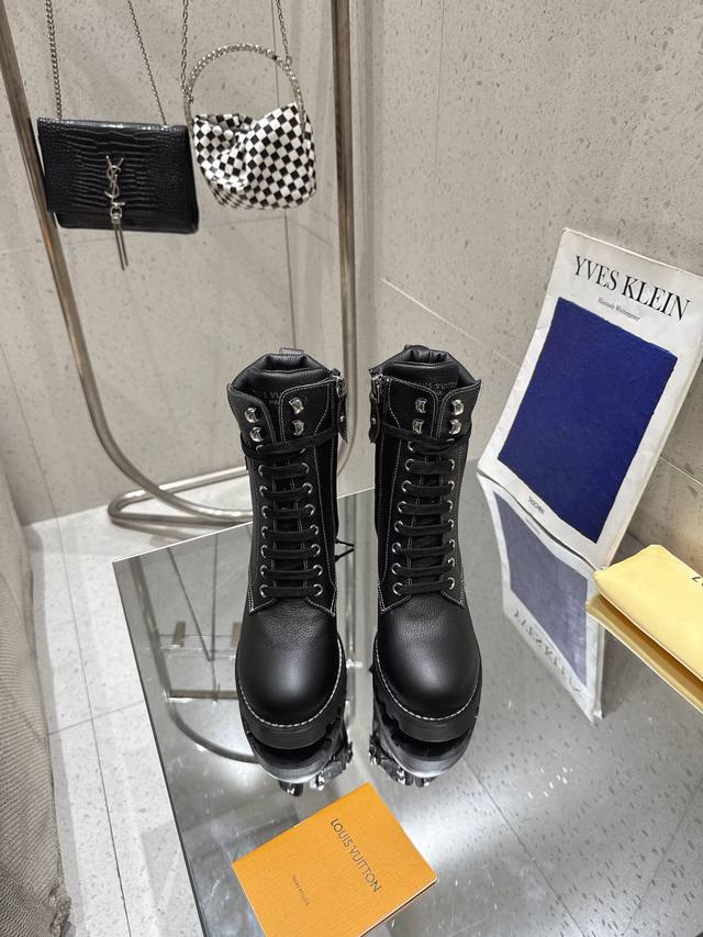 Lace-up Ankle Boots As one of Louis Vuitton's most eye-catching designs, this St