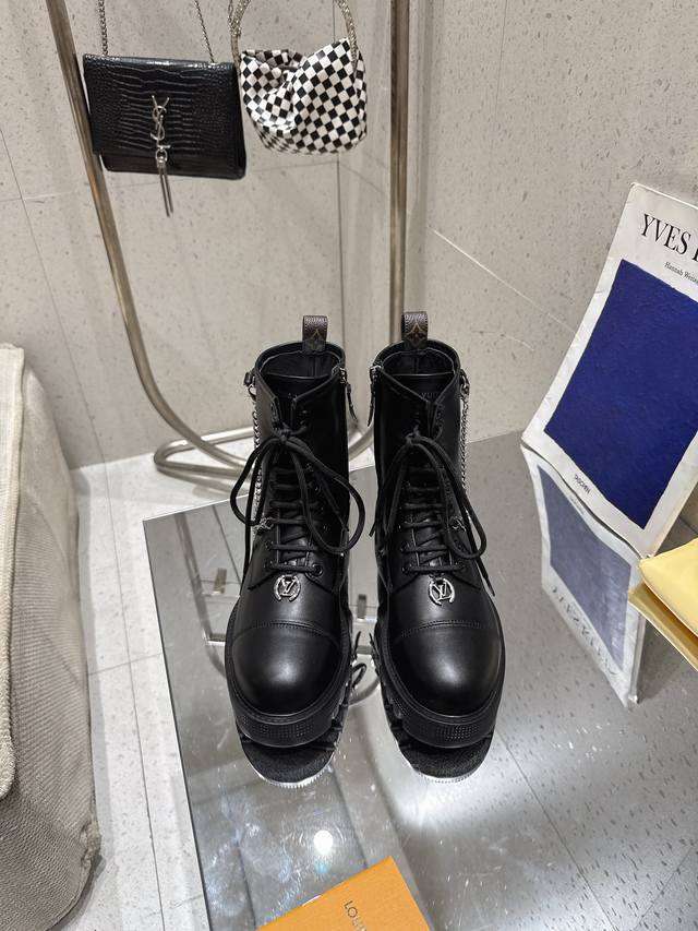 Lace-up Ankle Boots As one of Louis Vuitton's most eye-catching designs, this St