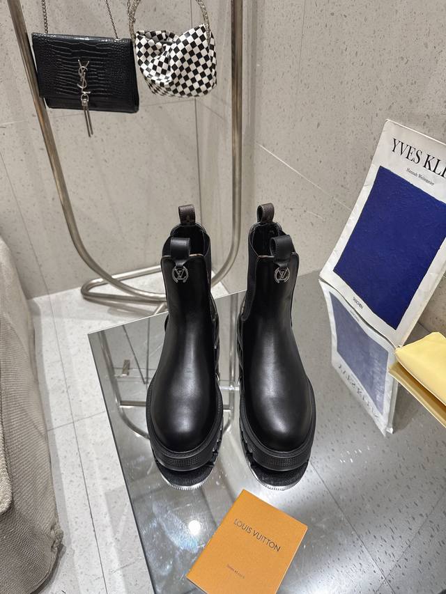 25Ss New Top-Tier Version Lv Capri. Made with cowhide upper, the Lv logo on the