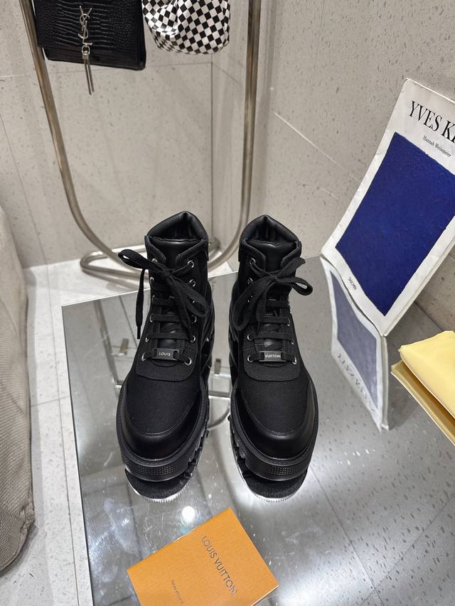 25Ss New Top-Tier Version Lv Capri. Made with dual-material uppers, the Lv logo