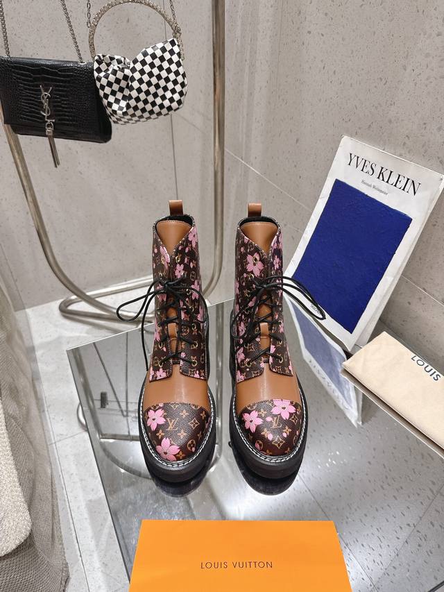 25Ss New Top-Tier Version Lv Capri. Made with dual-material uppers, the Lv logo