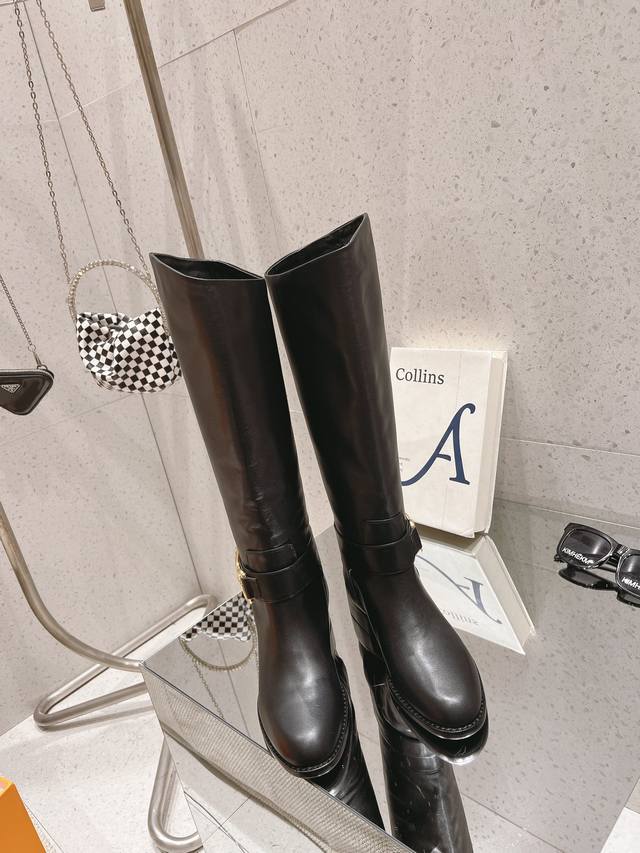 High-quality import! Fully packaged. These Westside flat-top boots feature sleek