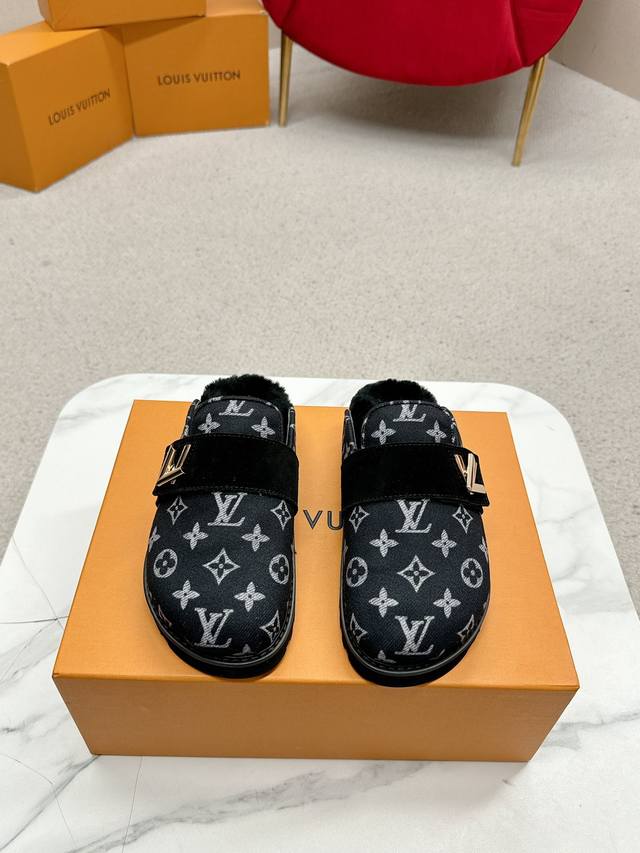 L'V Cosy Comfort Flat Slippers feature a soft wool leather lining wrapped in sue