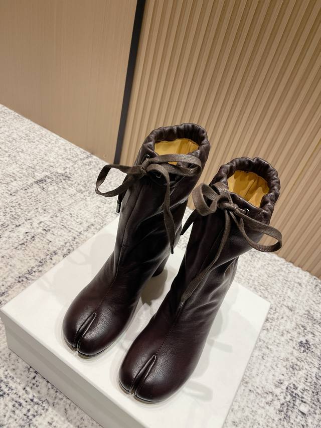 Top Version: Maison Margiela Split-Toe Lace-up Loose High-Heeled Ankle Boots, Ba