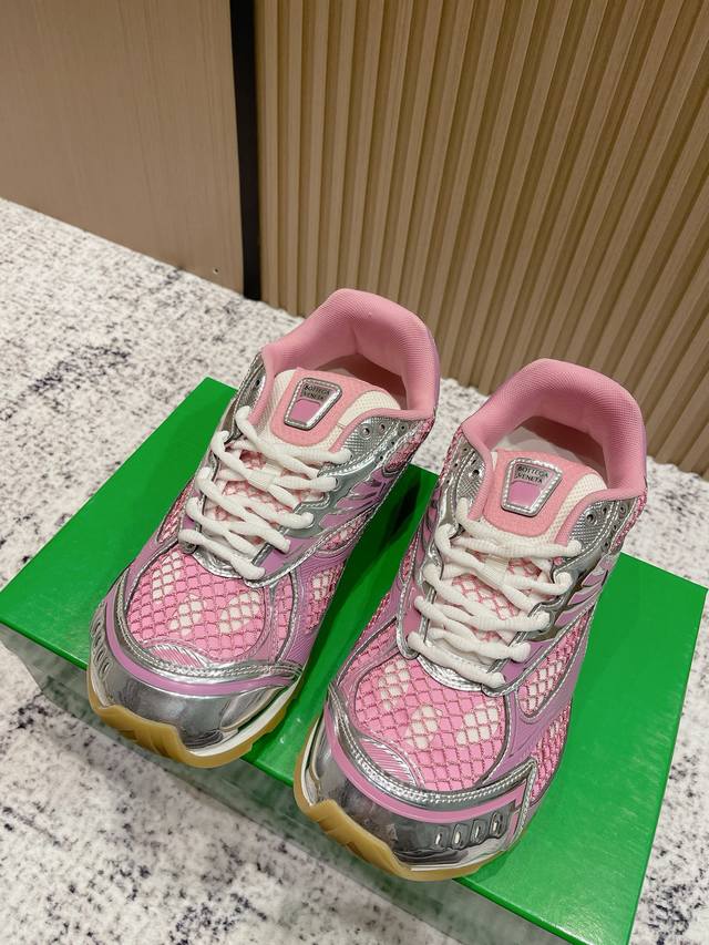 Top-tier version: Women's Bottega Veneta 2025 SS New Bv Orbit Series Couple Retr Top-tier version: Women's Bottega Veneta 2025 SS New Bv Orbit Series Couple Retr