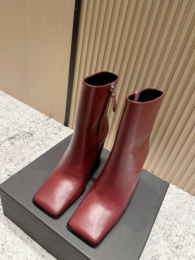 Top Version: Alaia Minimalist Chic Side Zipper Chunky Heel Square Toe Ankle Boot