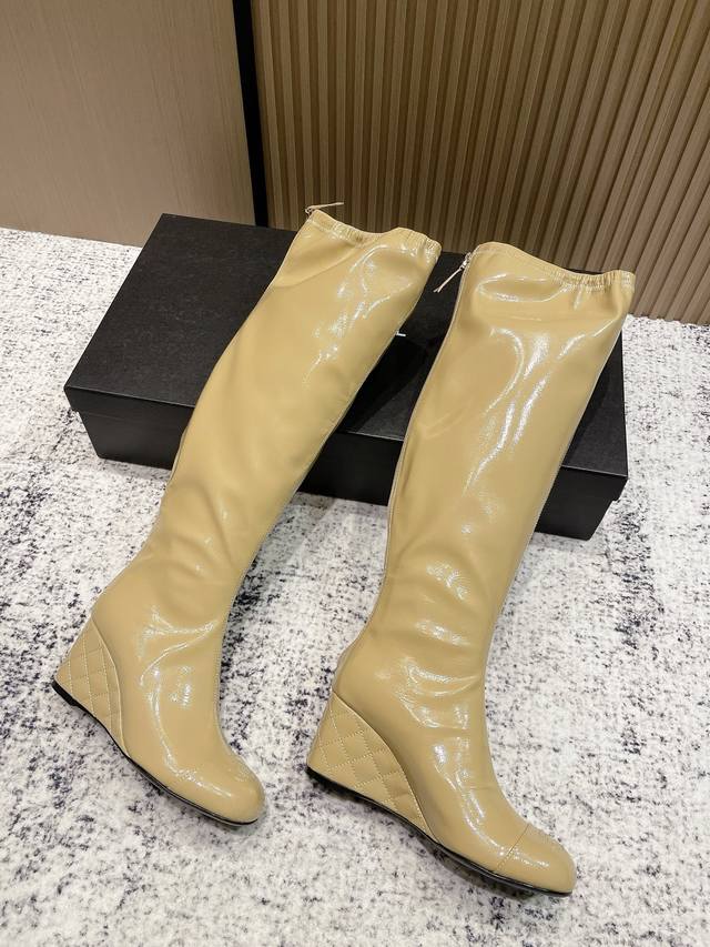 Top-tier version: Chanel * Chanel Autumn/Winter New Riding Boots These riding bo