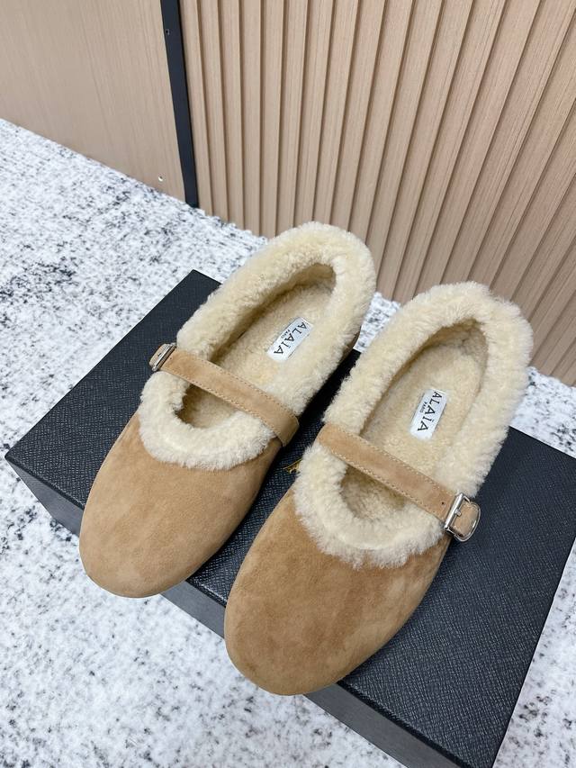 Top Quality: Alaia | The first pair of beautiful shoes for autumn and winter So