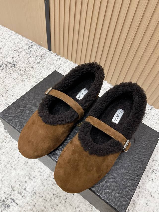 Top Quality: Alaia | The first pair of beautiful shoes for autumn and winter So