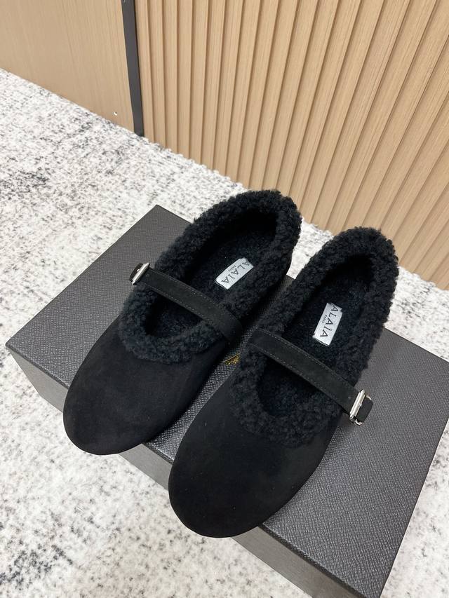 Top Quality: Alaia | The first pair of beautiful shoes for autumn and winter So