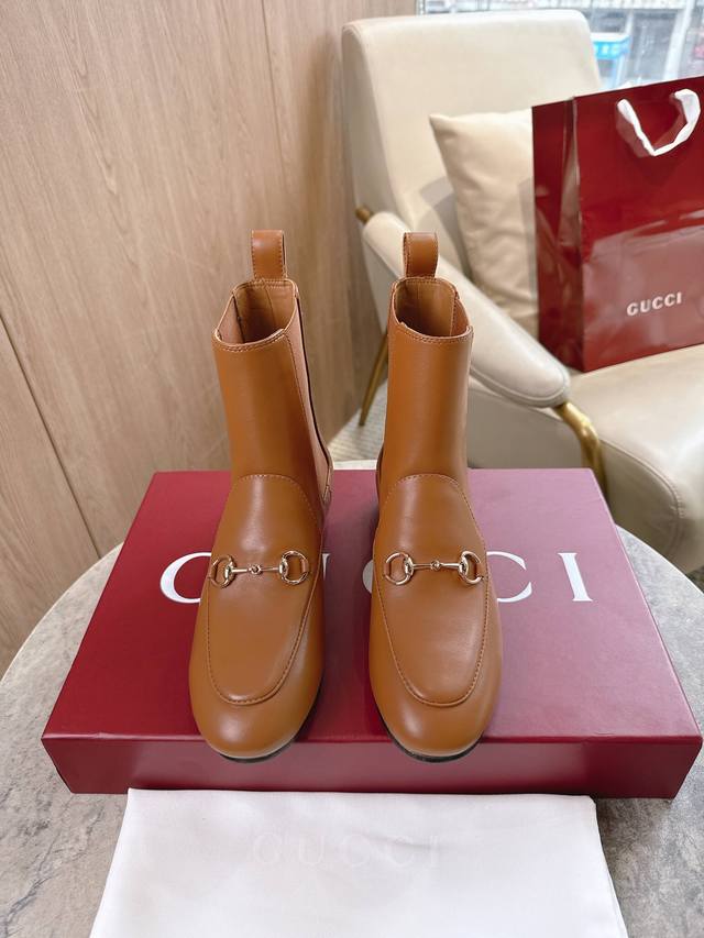 920-2 Brown 35-42 Gucci Jordaan loafers are a classic all-season staple. This an