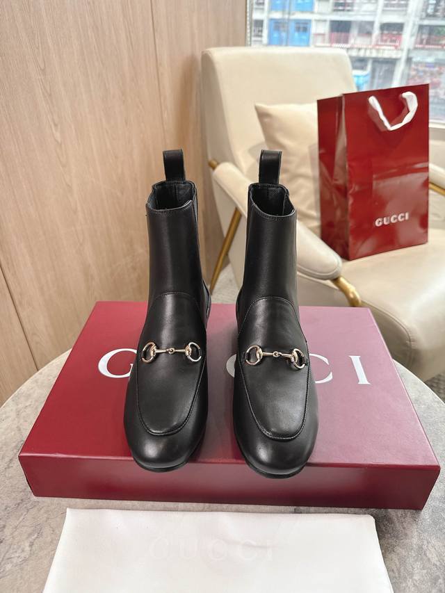 920-2 Black 35-42 Gucci Jordaan loafers are a classic all-season staple. This an