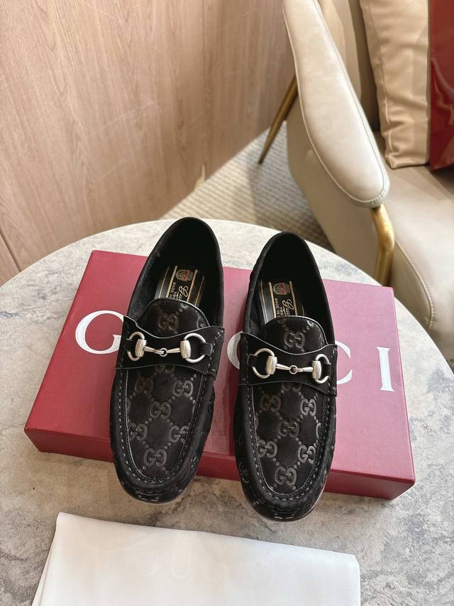 1054-2 Black 35-42 These women's loafers boast an elegant silhouette, crafted fr