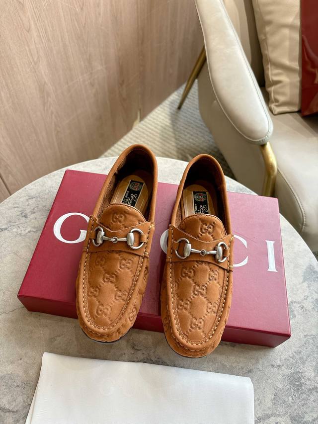 1054-2 Brown 35-42 These women's loafers boast an elegant silhouette, crafted fr