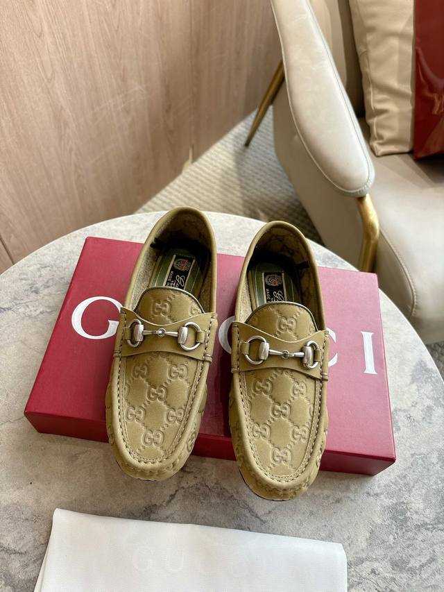 1054-2 Green 35-42 These women's loafers boast an elegant silhouette, crafted fr