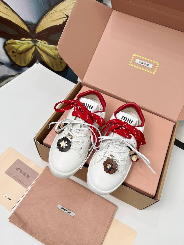 Miu Miu 25Ss New British Style White Sneakers with Accessories. A must-have conc