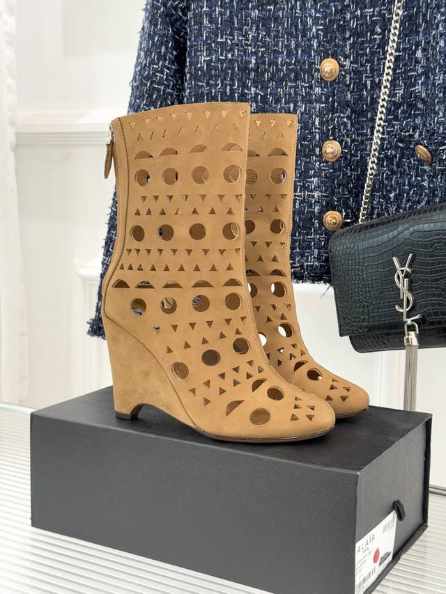 Alaia 25Wf New Hollow-Out High-Heeled Ankle Boots When the precision craftsmansh